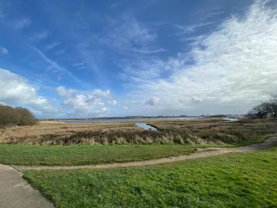 Holes Bay Nature Reserve, Poole, Right Next To The Water Extérieur photo